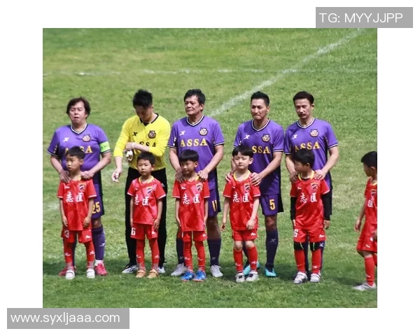 足球明星们齐聚一堂共同欣赏马宁精彩瞬间的独特魅力与风采