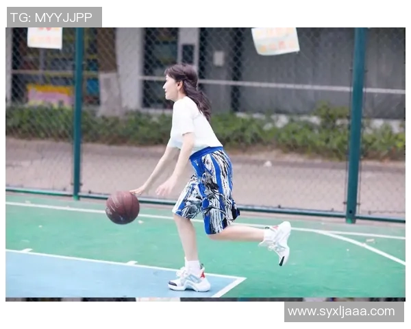 矮个子明星热爱篮球展现不凡球技与无限魅力